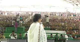 পাকিস্তানের হামলার হুমকিতে মোদি ‘নীরব’; মমতার জবাব ‘আপনার লজ্জা করে না?’